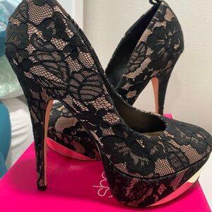 Shoe Dazzle Black Lace Platform Heels